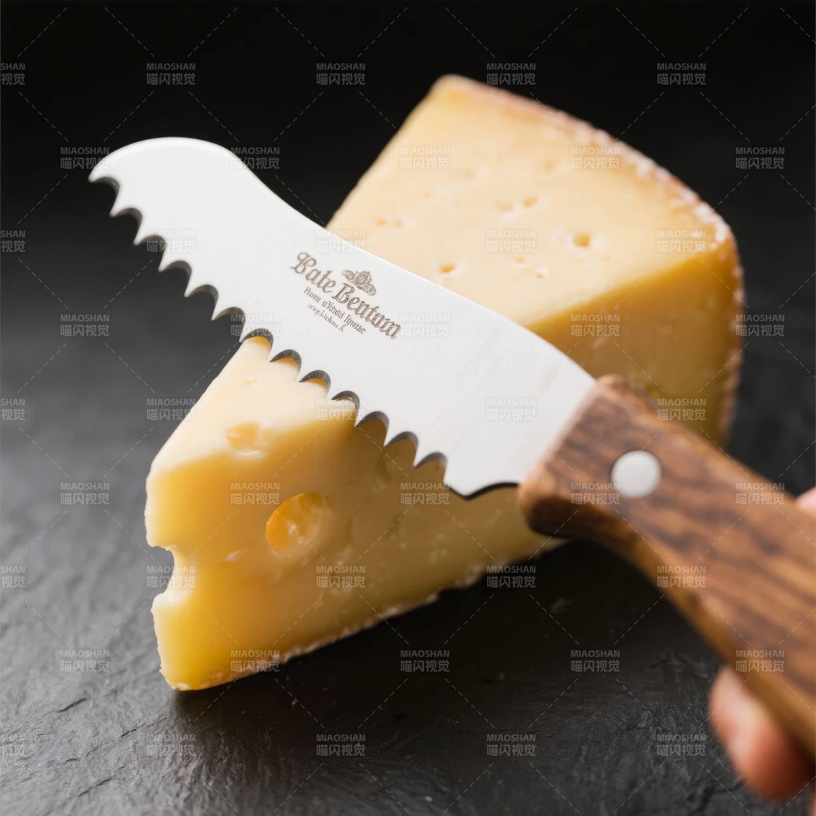 奶酪刀切奶酪图片