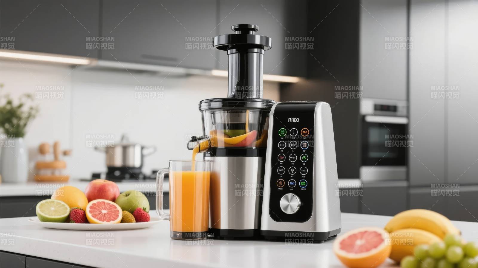 榨汁机制作新鲜果汁图片