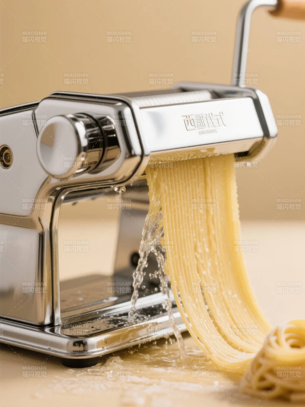 面条机挤出新鲜面条图片