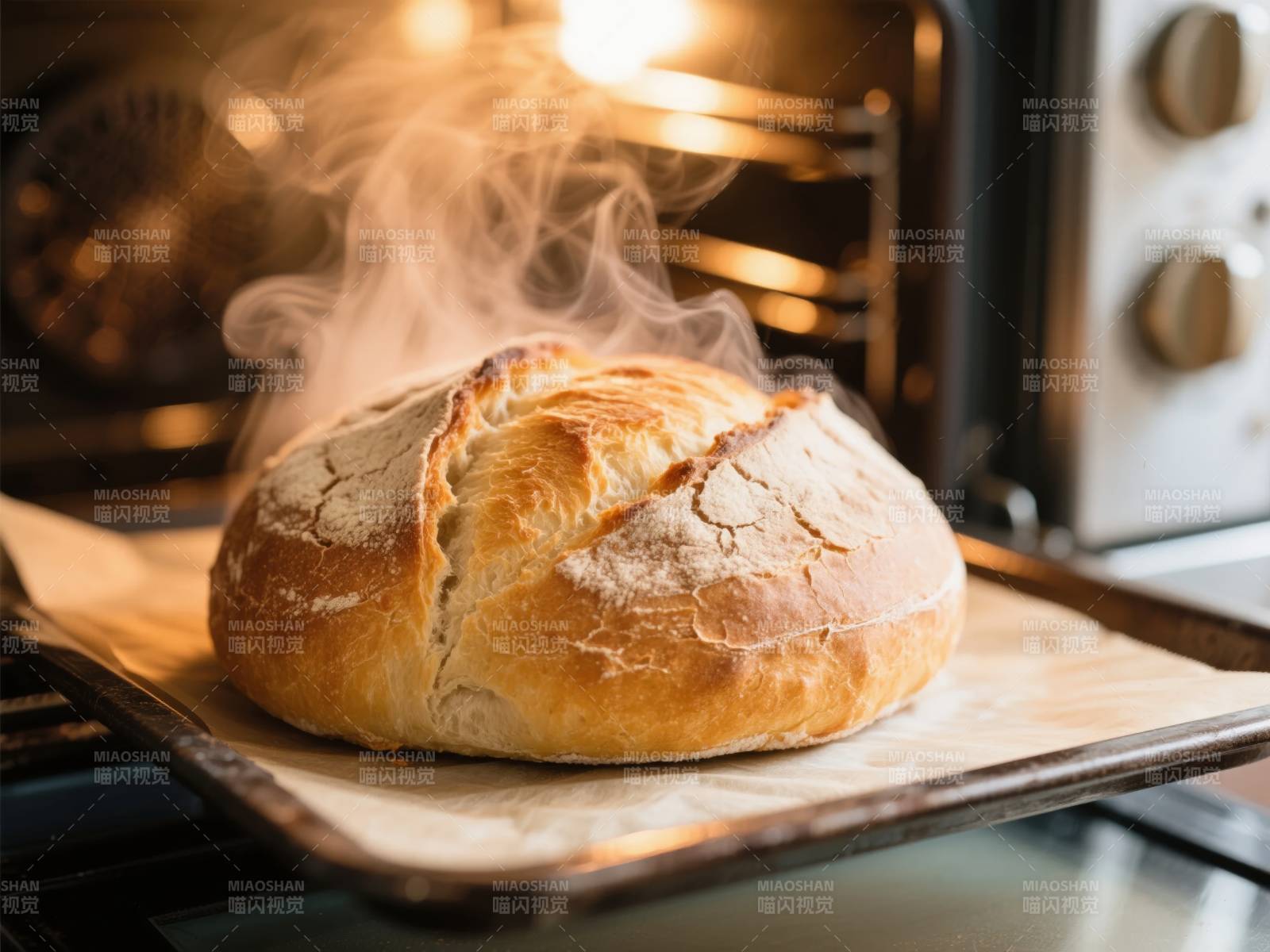 热腾腾的面包出炉图片