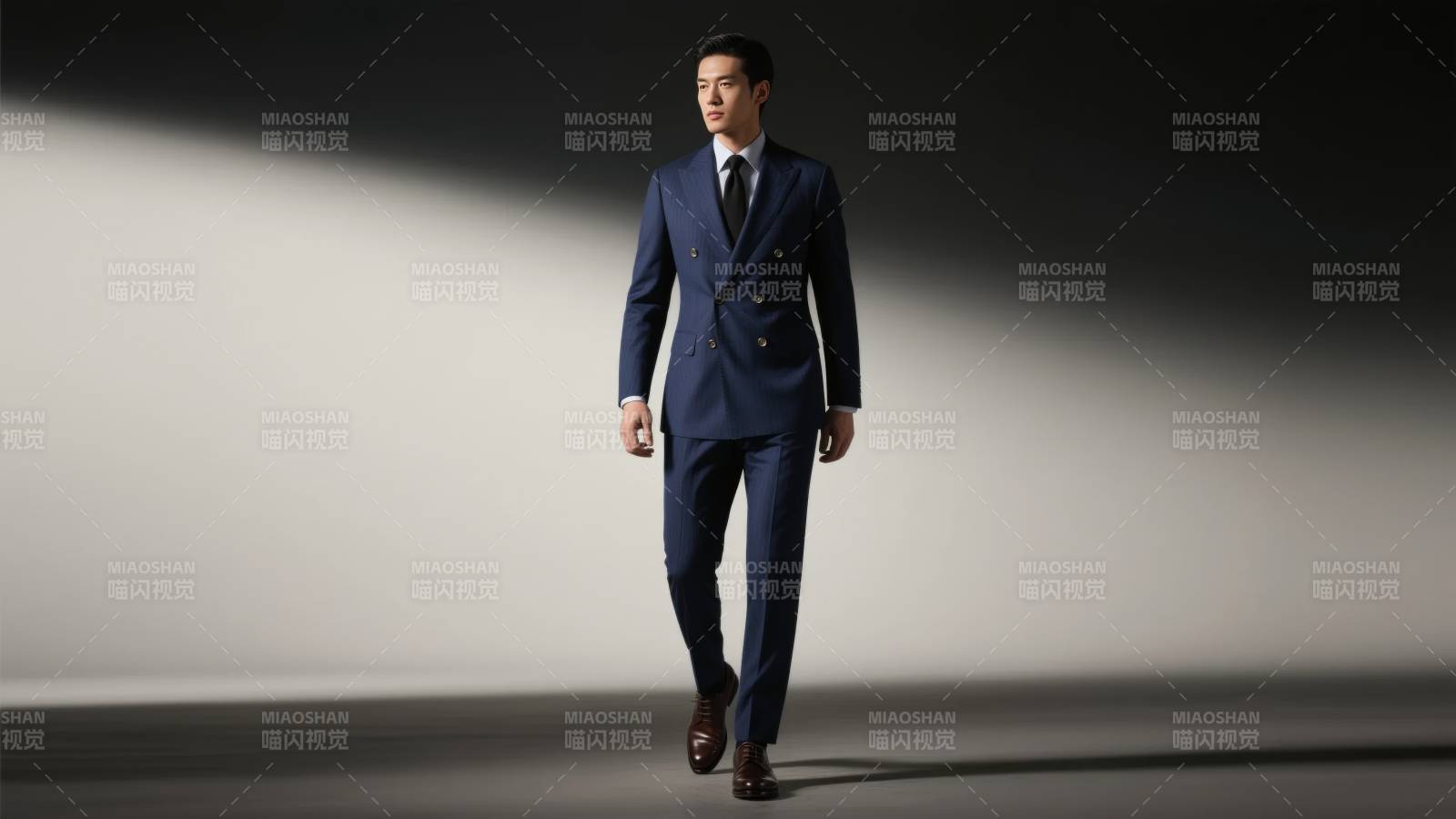 优雅男士走秀瞬间图片