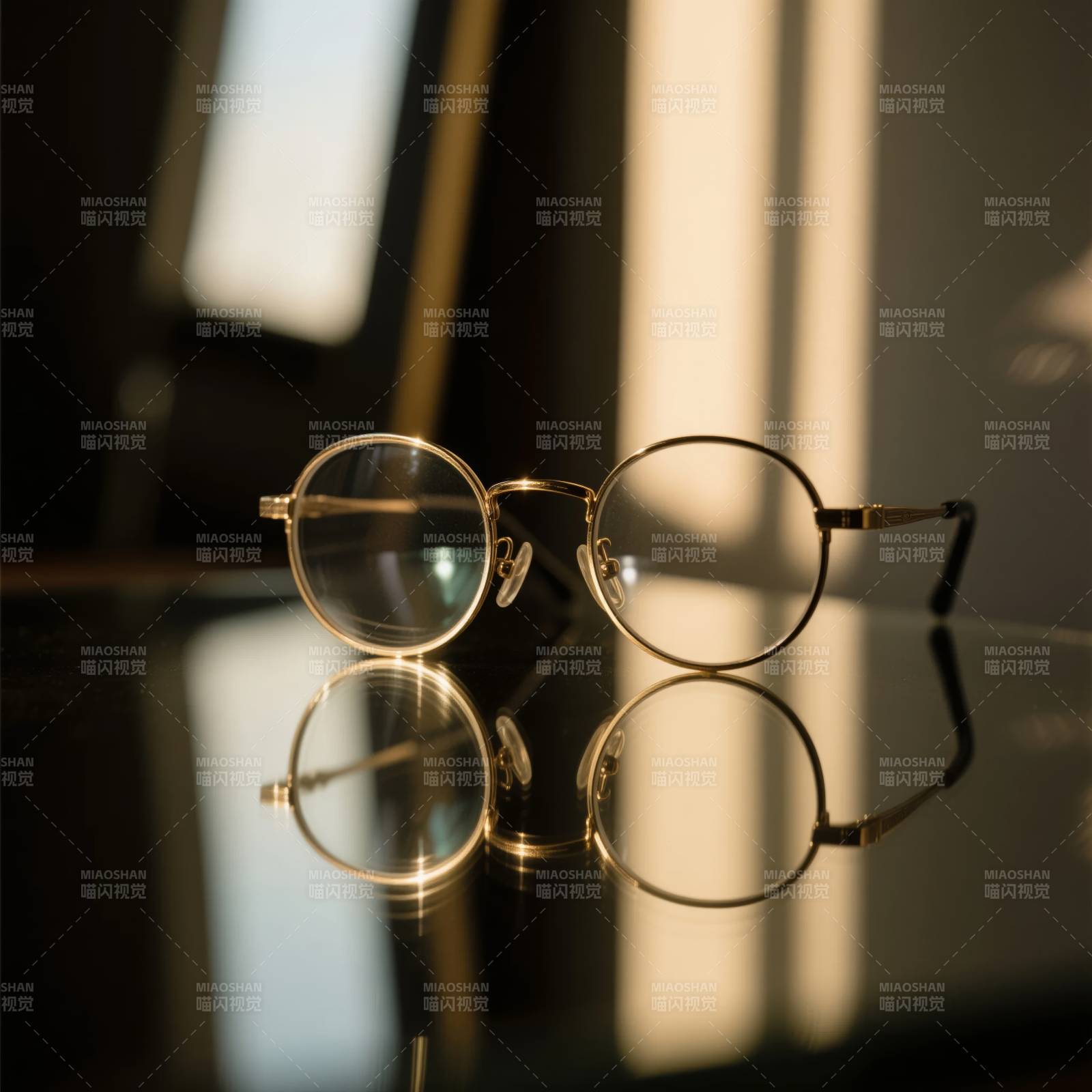 金框眼镜静置镜面图片