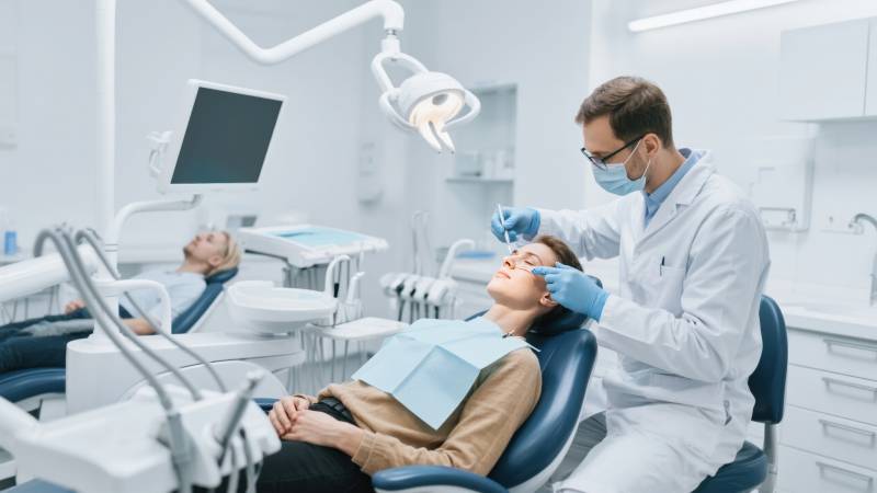 牙医诊疗患者图片