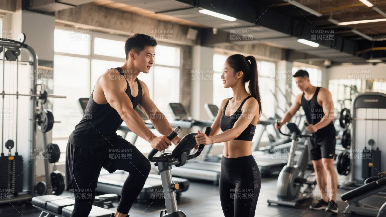 健身房情侣锻炼图片