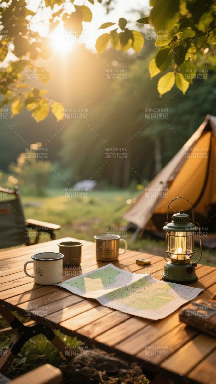 林间露营晨光图片