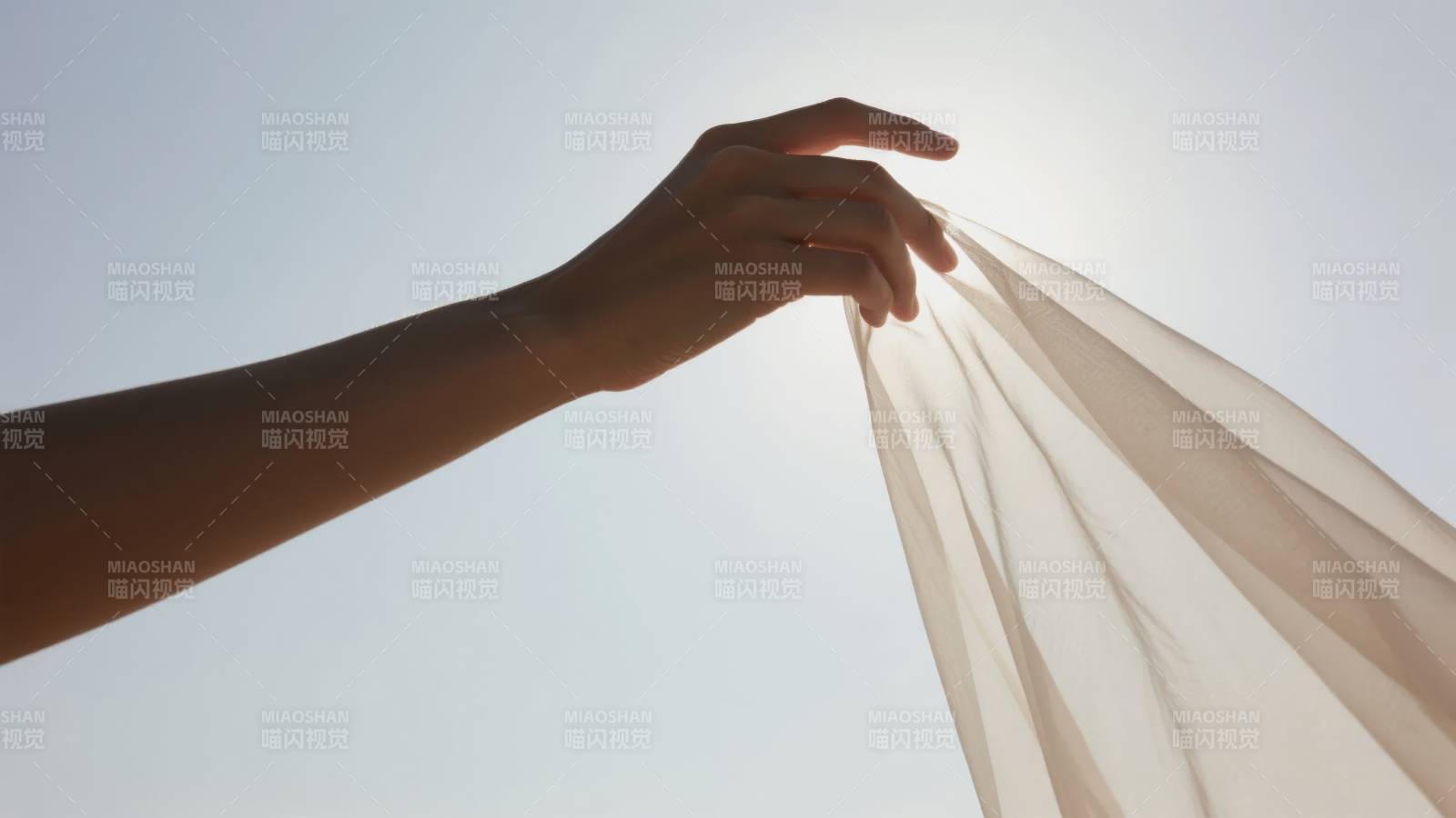 手握轻纱迎光图片