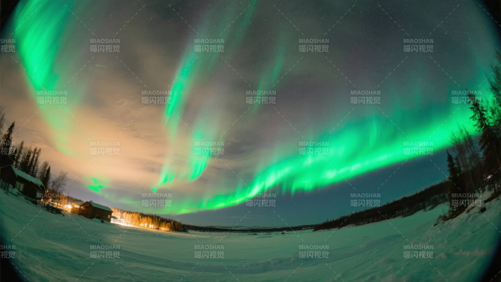 极光映雪夜图片