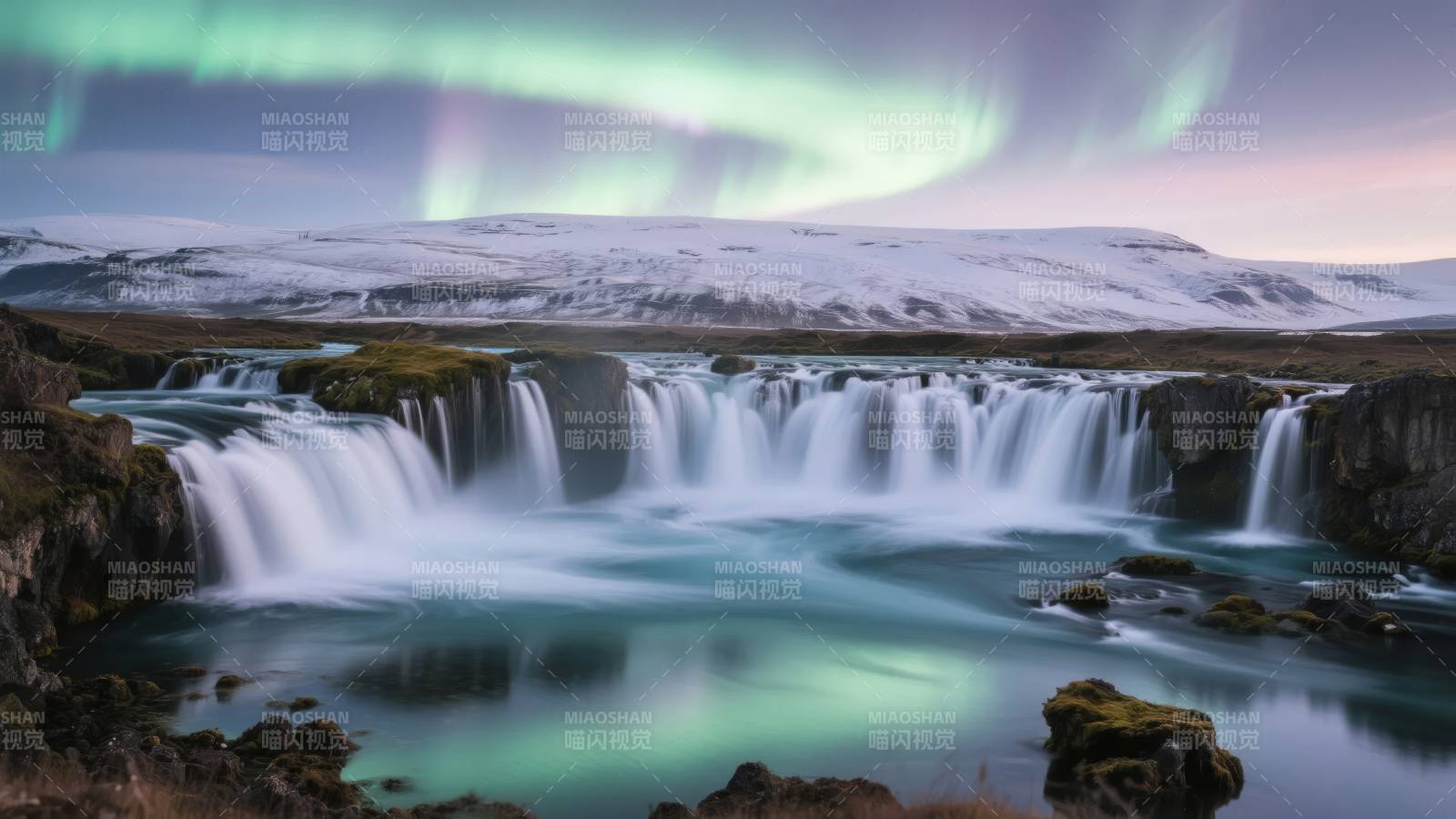 极光下的瀑布奇景图片