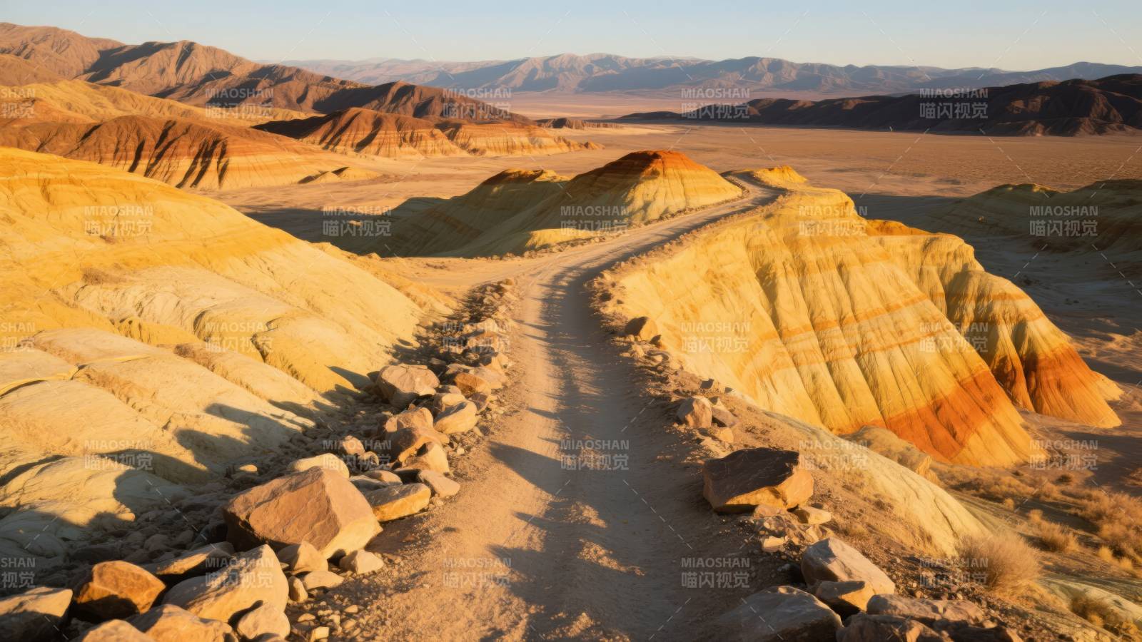 荒漠蜿蜒之路图片