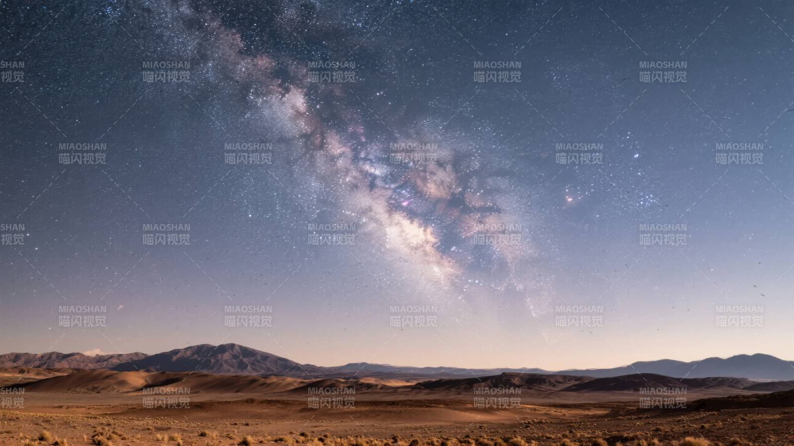 银河横跨荒漠夜空图片