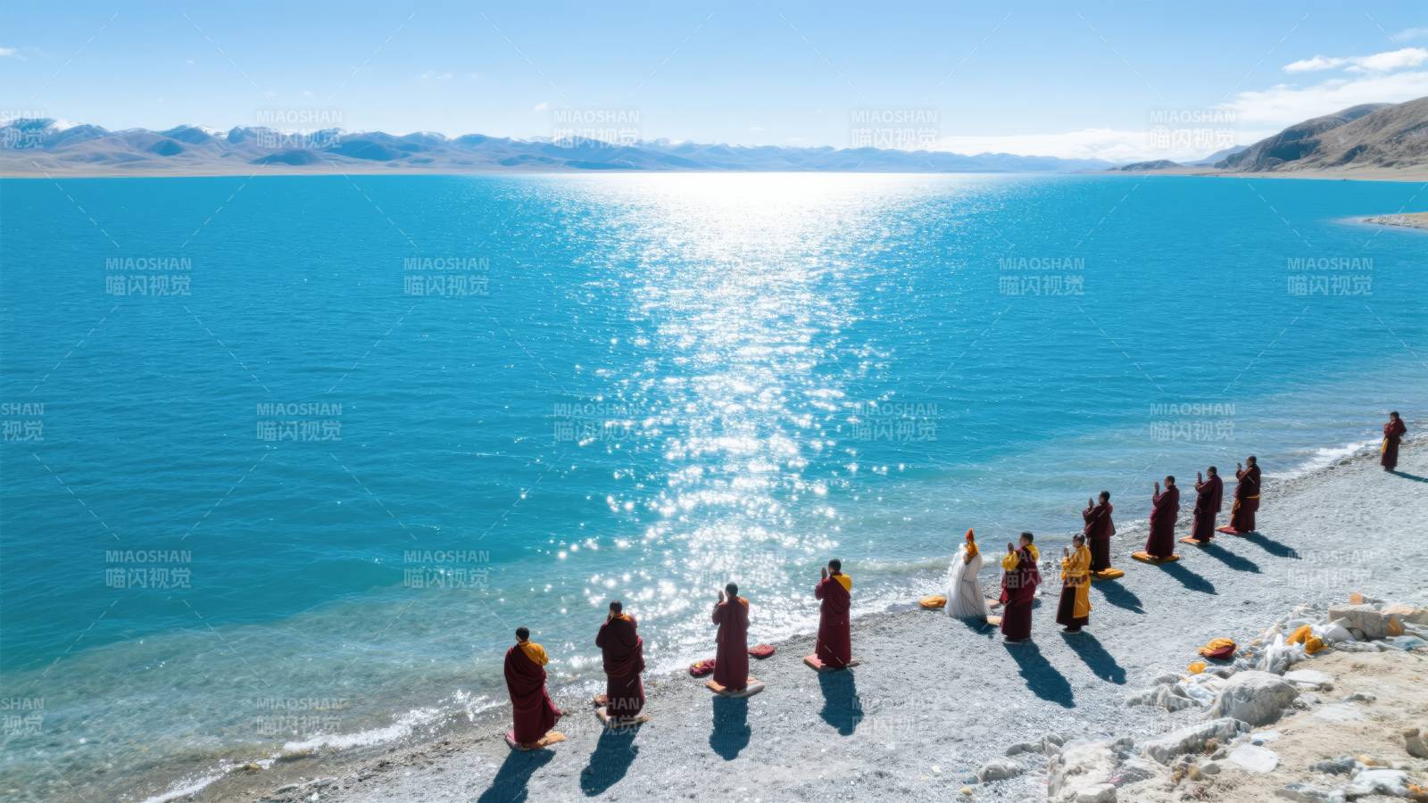 湖畔僧侣行禅图片