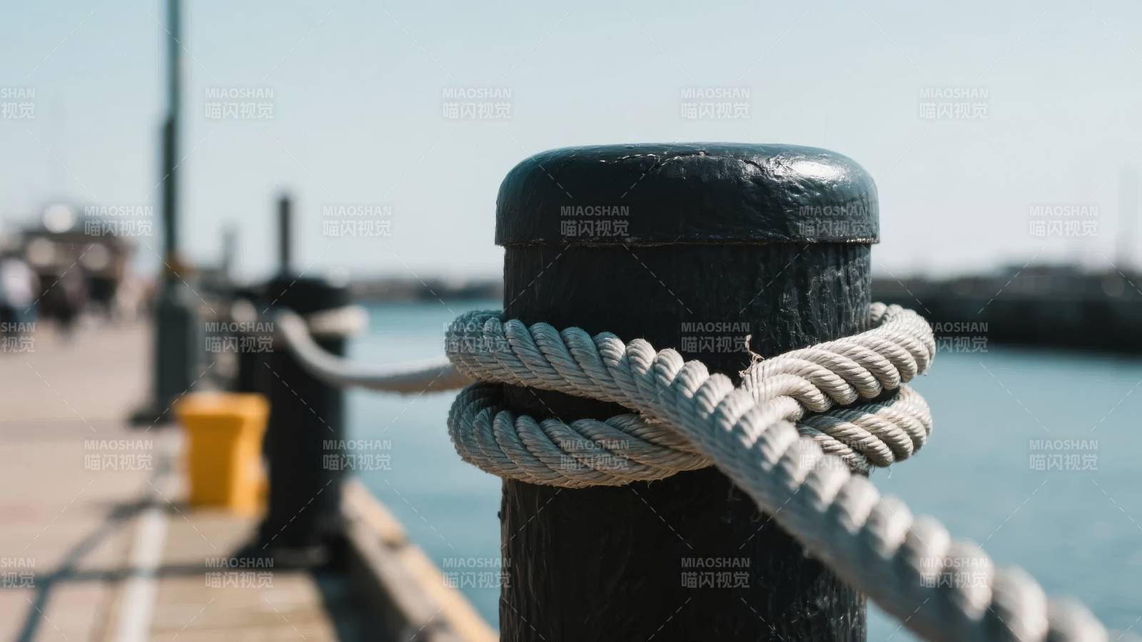 码头缆绳特写图片