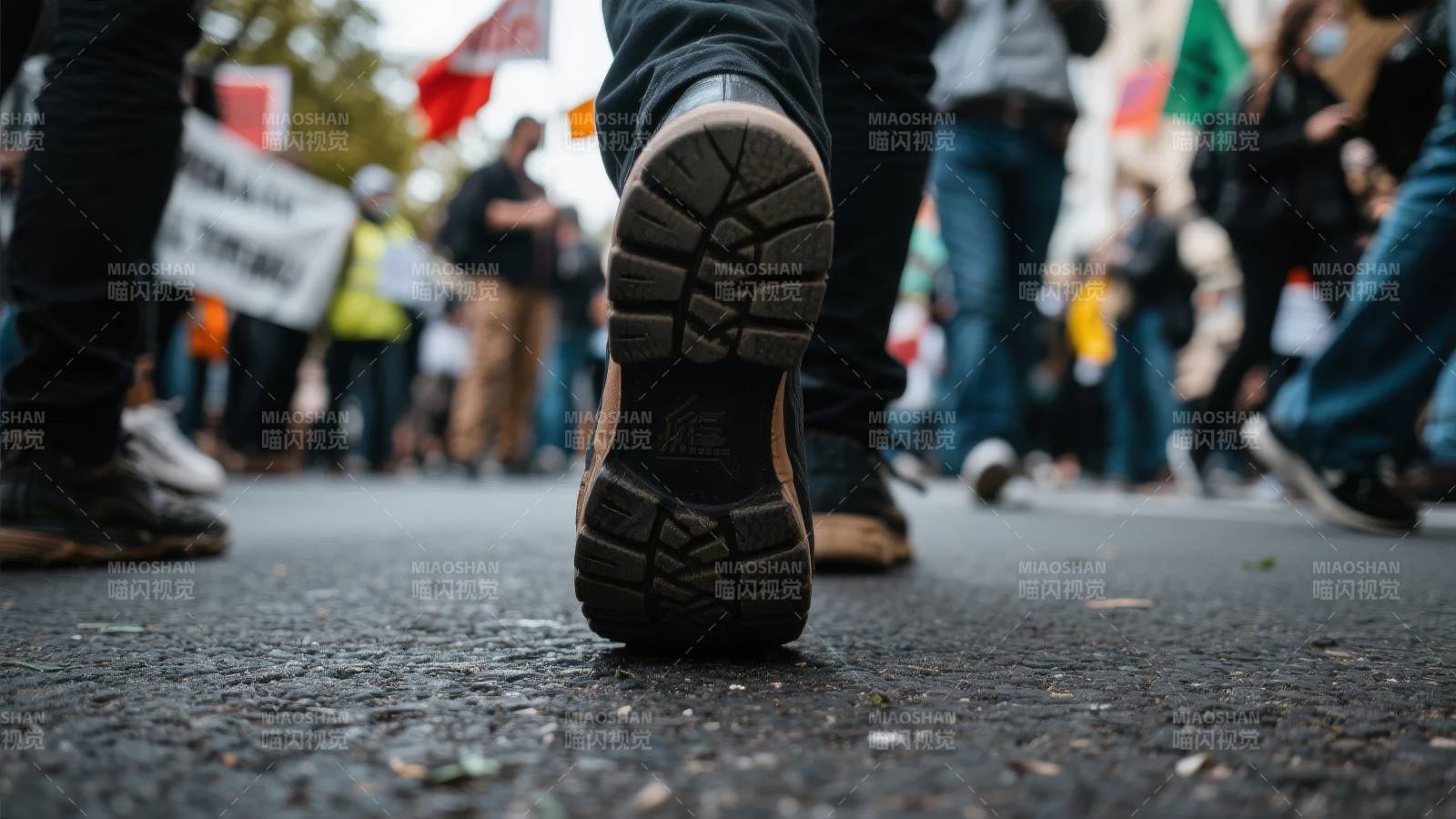 行进中的脚步图片