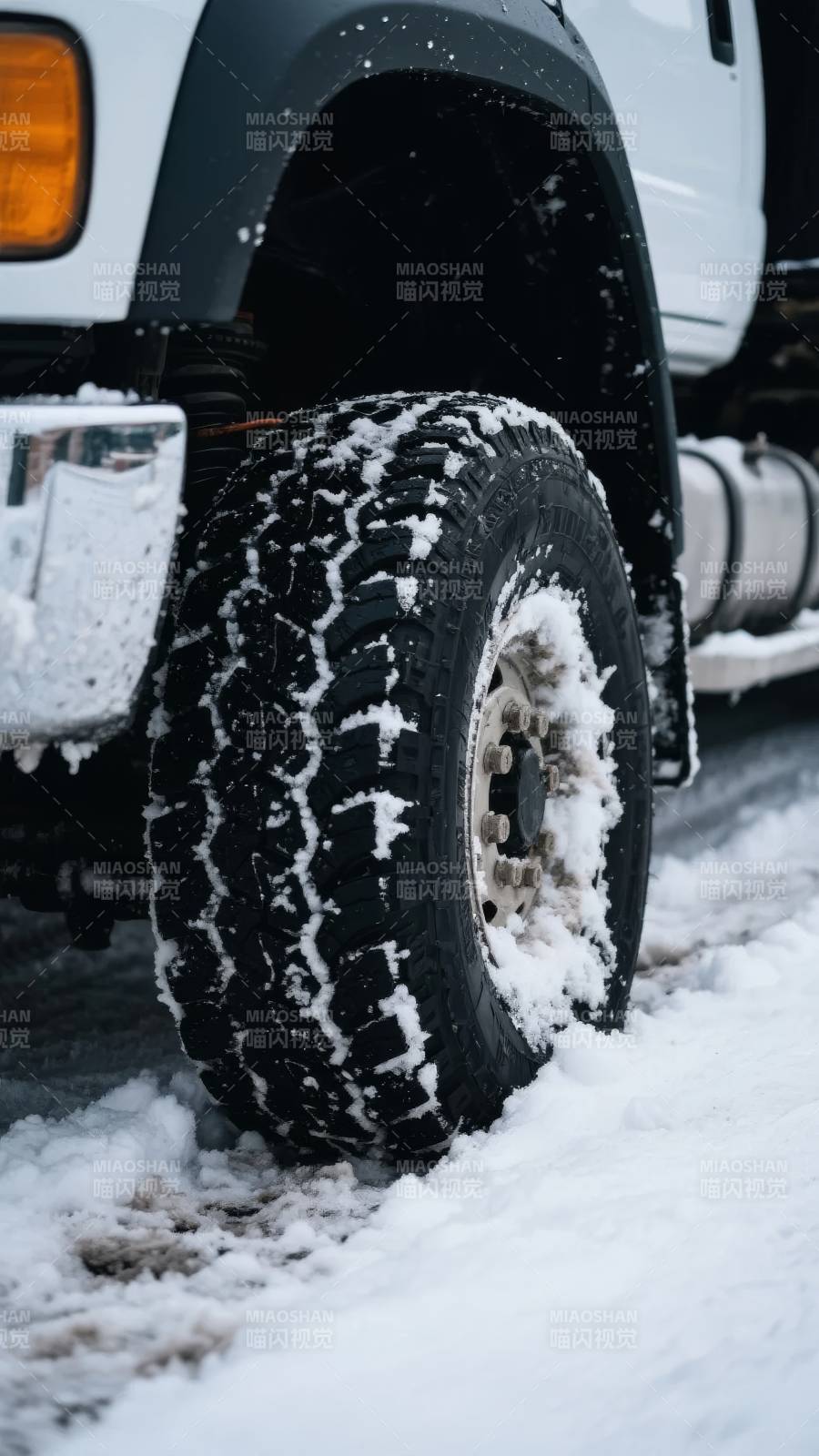雪地轮胎特写图片