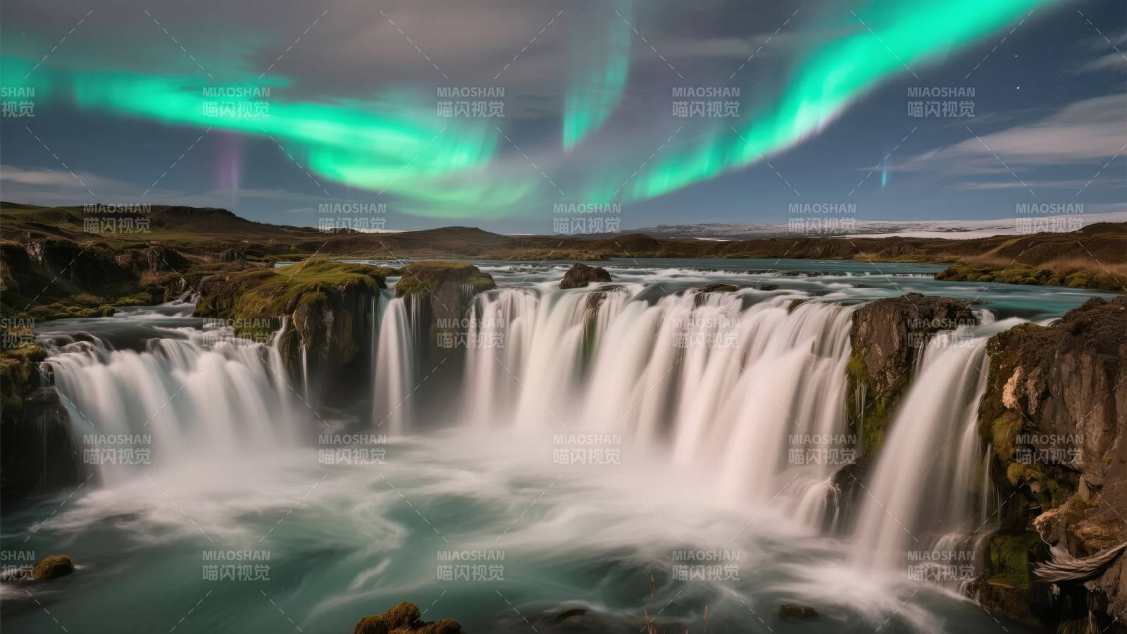 极光下的瀑布奇景图片