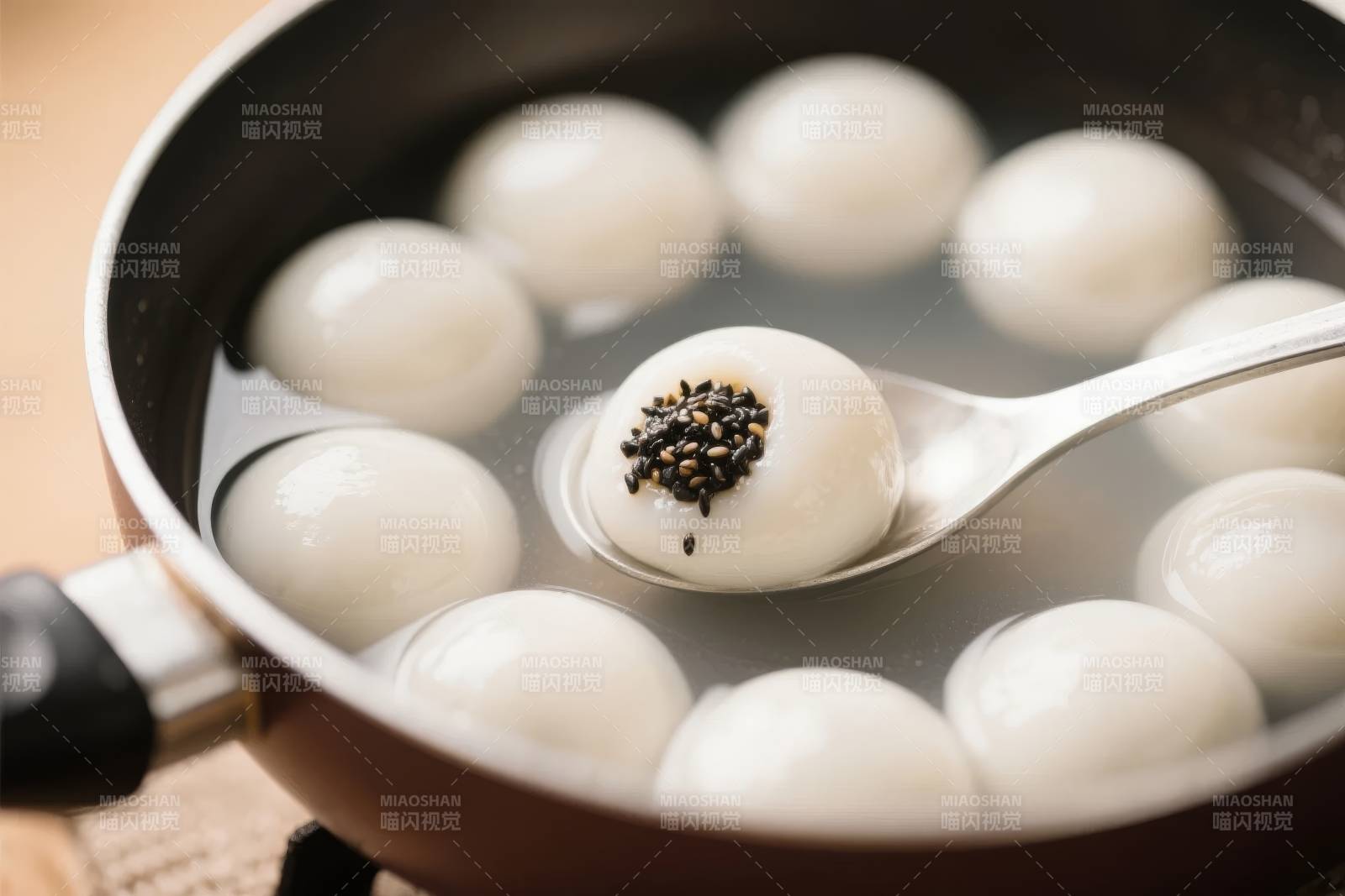 汤圆煮沸 芝麻馅香图片