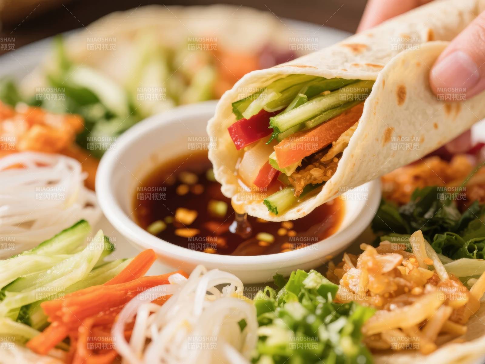 美味春卷配蘸酱图片