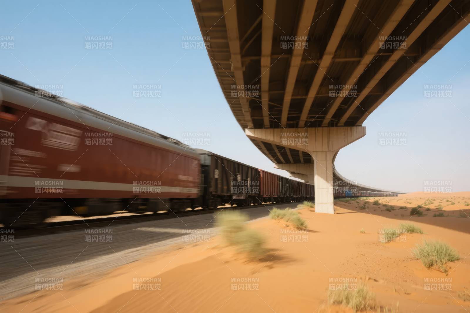沙漠中的列车与高架桥图片
