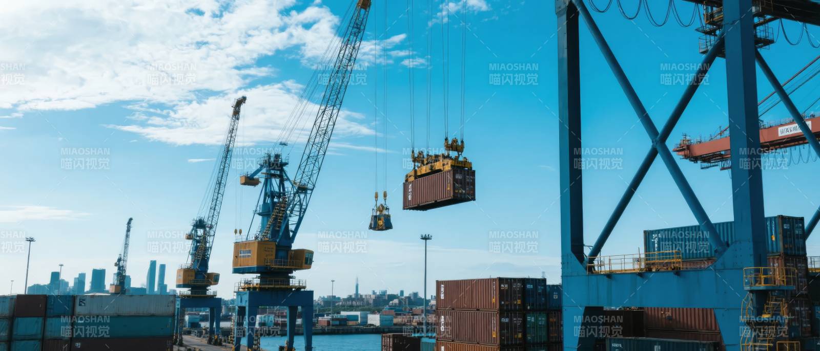 繁忙的港口吊装作业图片