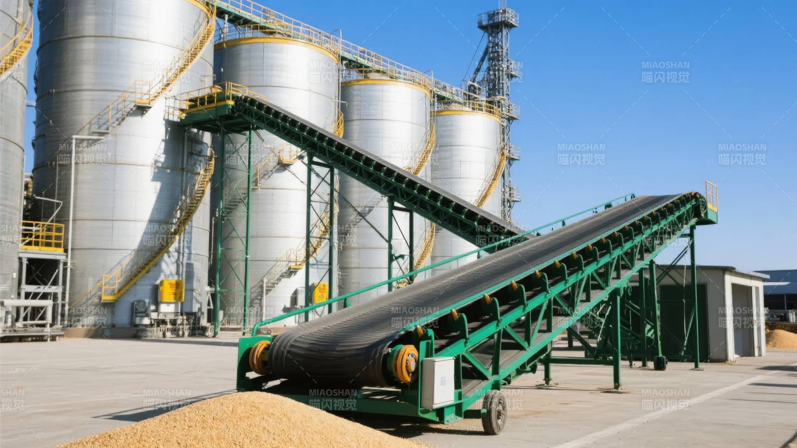 粮仓输送带作业图片
