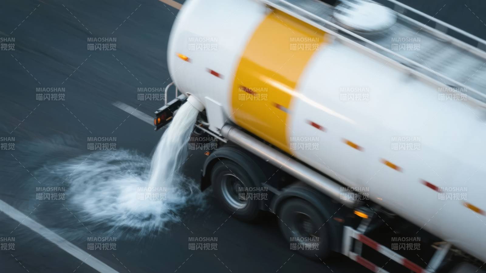 油罐车泄漏现场图片