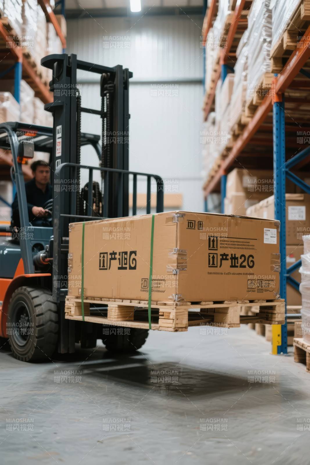 仓库叉车搬运货物图片