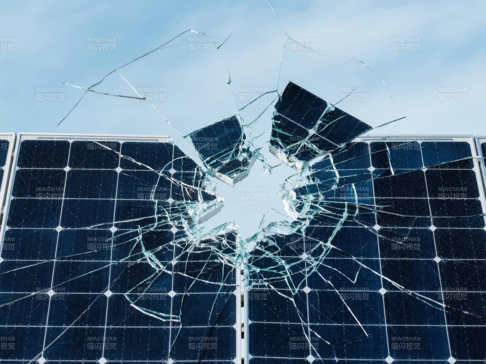 破碎的太阳能板图片