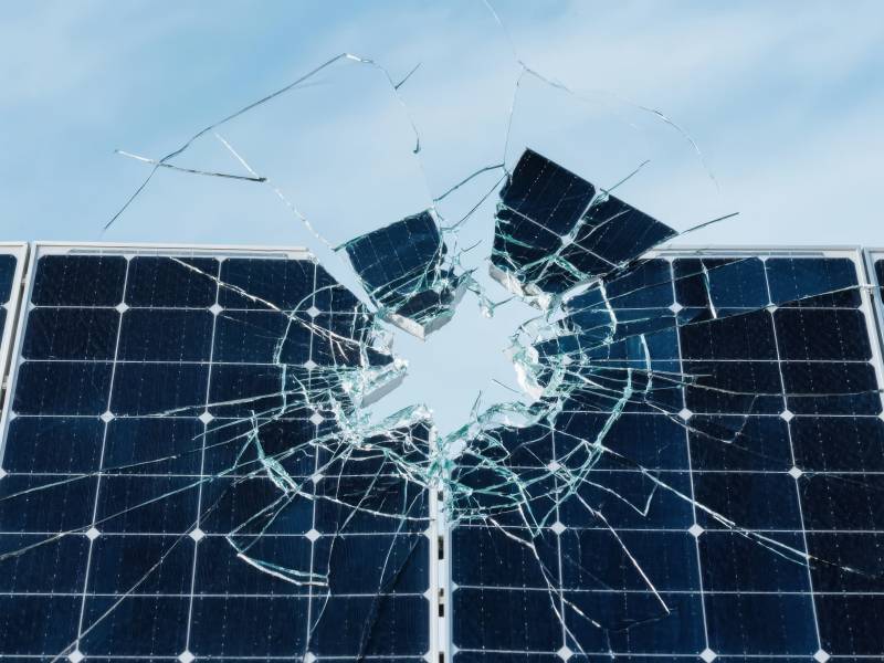 破碎的太阳能板图片