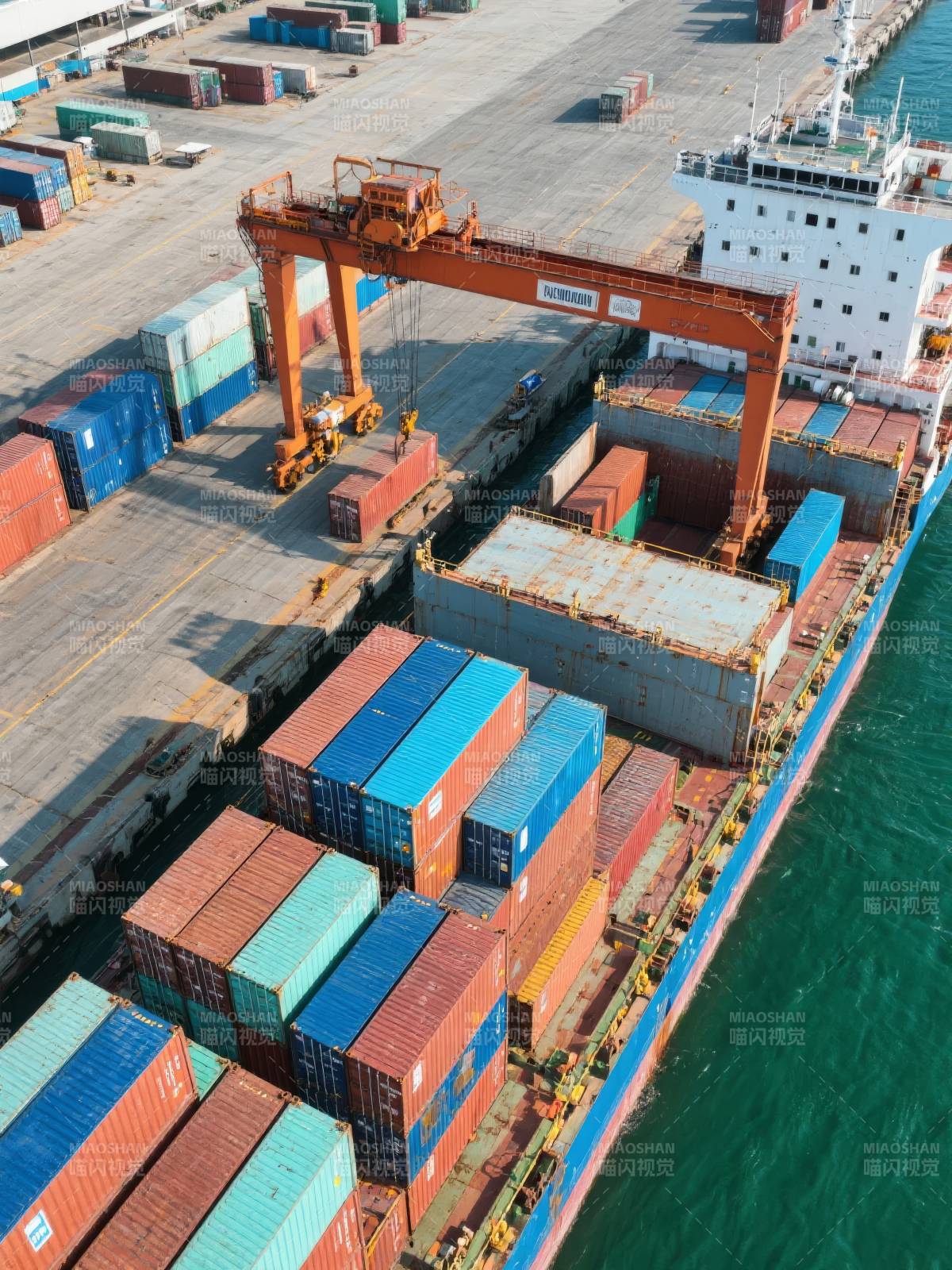 繁忙的港口集装箱作业图片