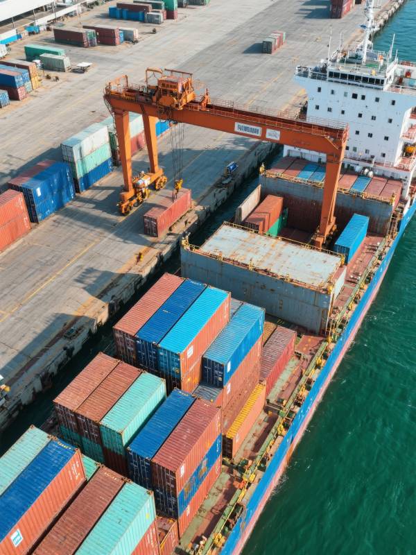 繁忙的港口集装箱作业图片