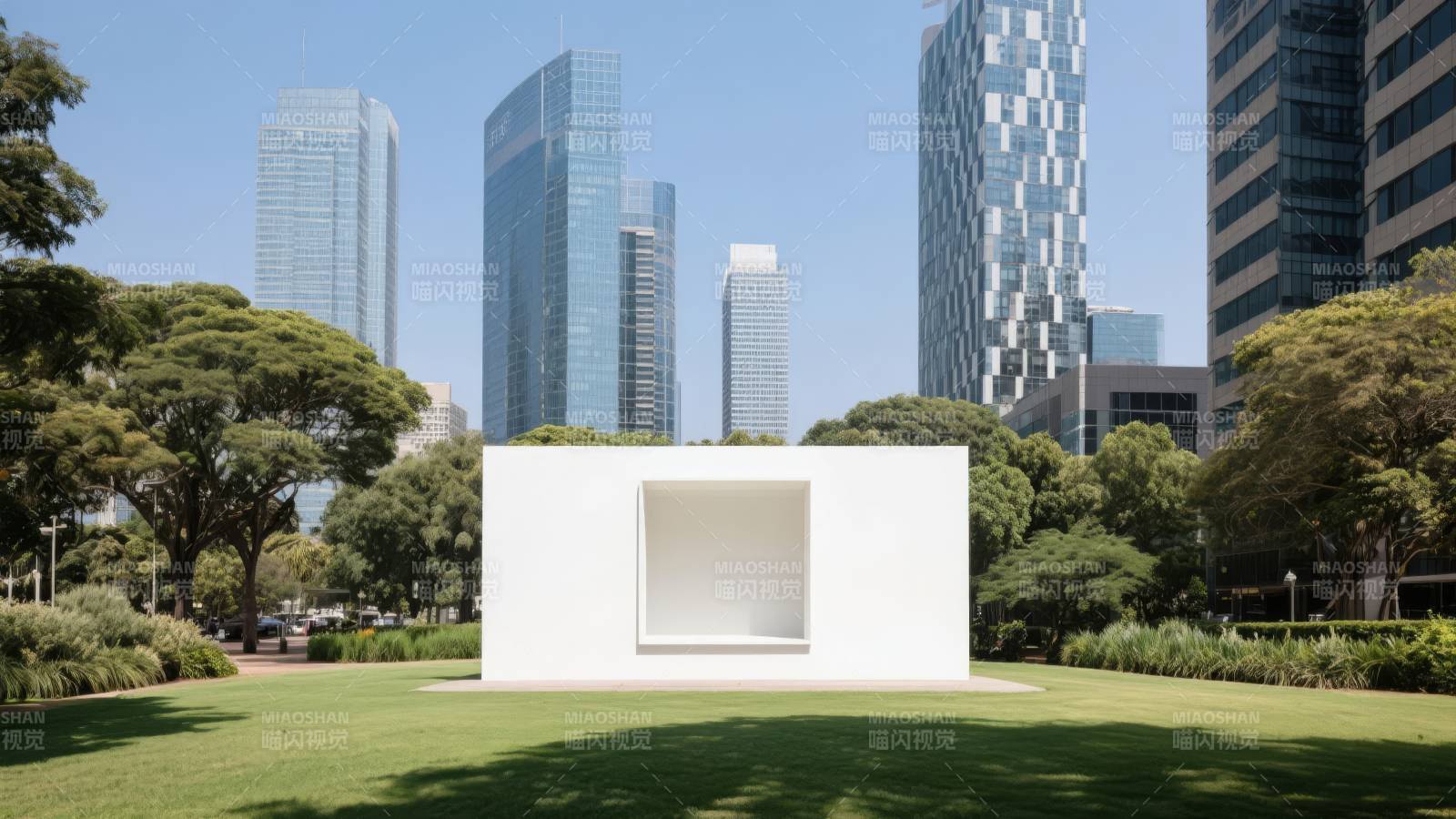 城市绿洲中的白色方盒图片