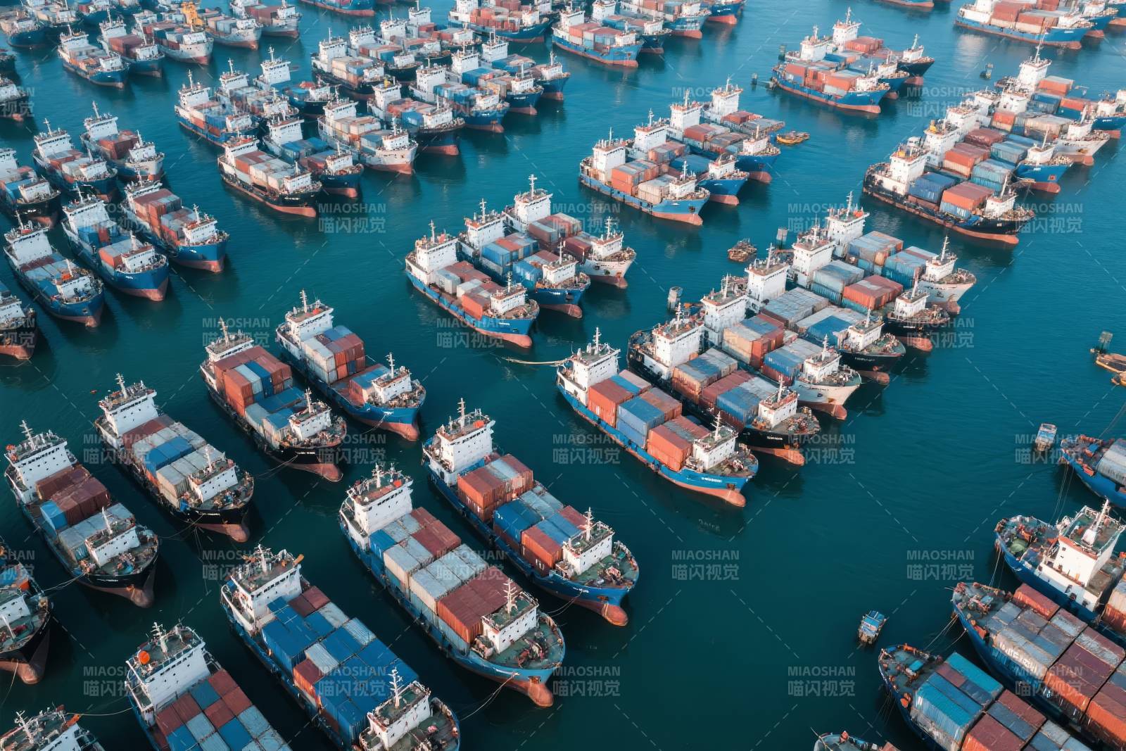 繁忙港口货轮云集图片