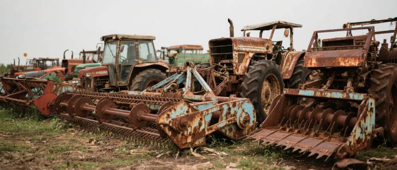 锈迹斑斑的农用机械图片