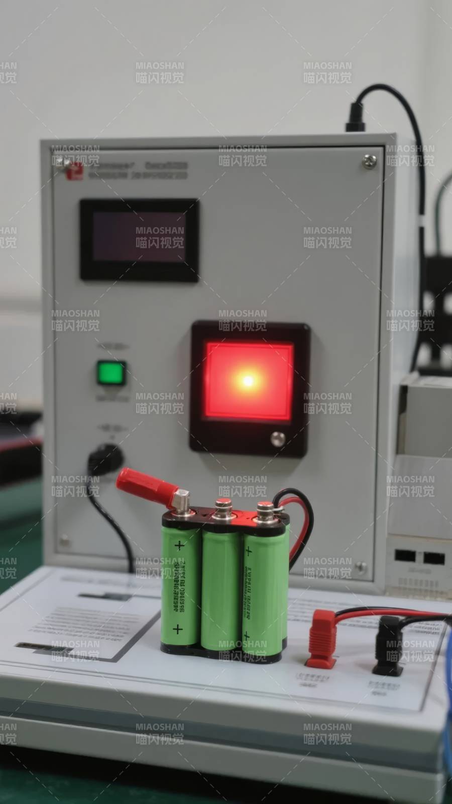 电池测试设备运行中图片