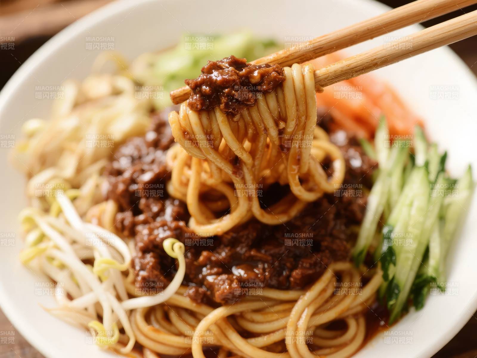 炸酱面配菜丰富图片