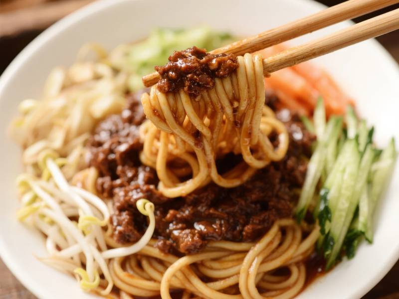 炸酱面配菜丰富图片