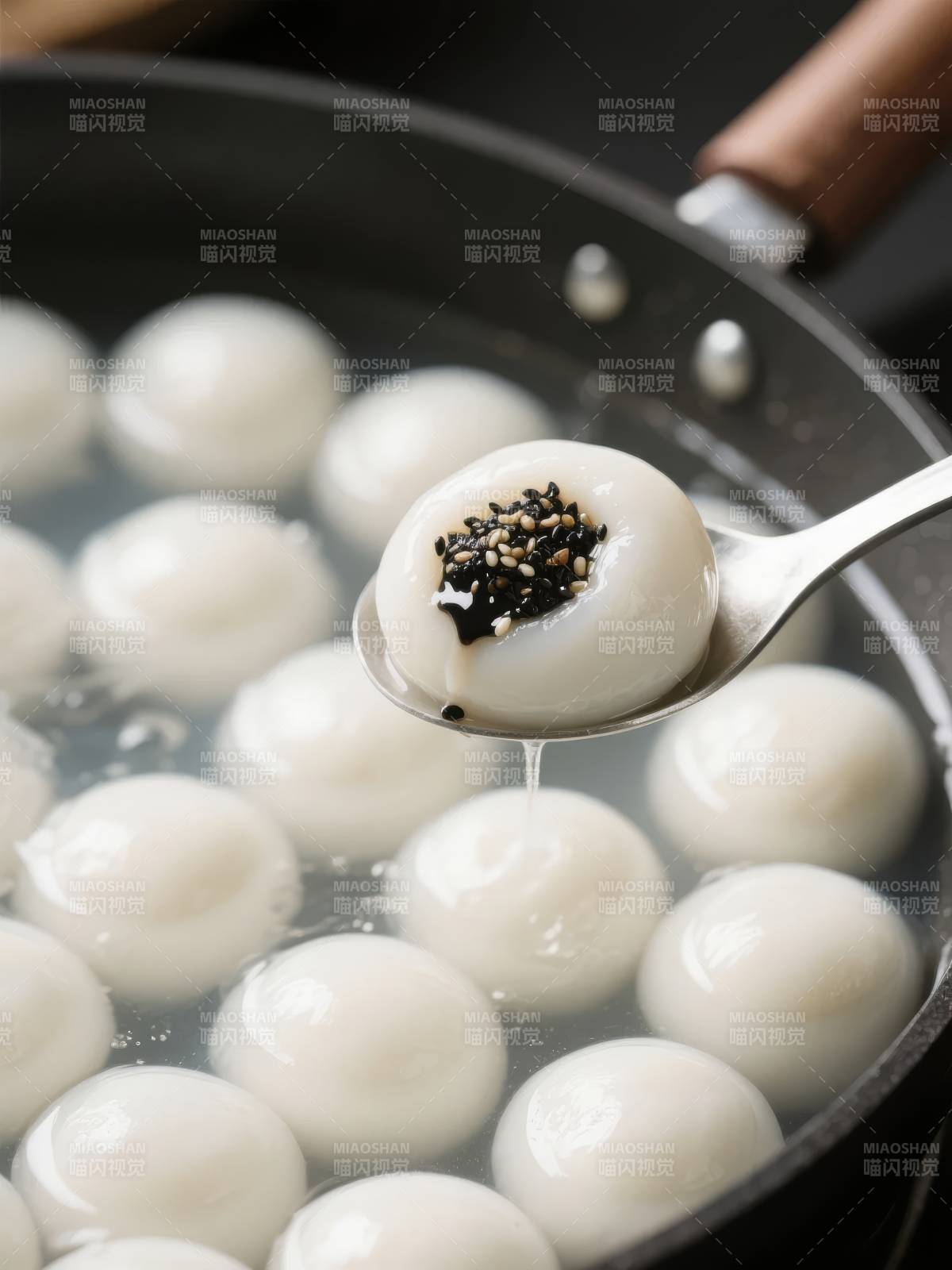 汤圆煮熟 黑芝麻馅图片