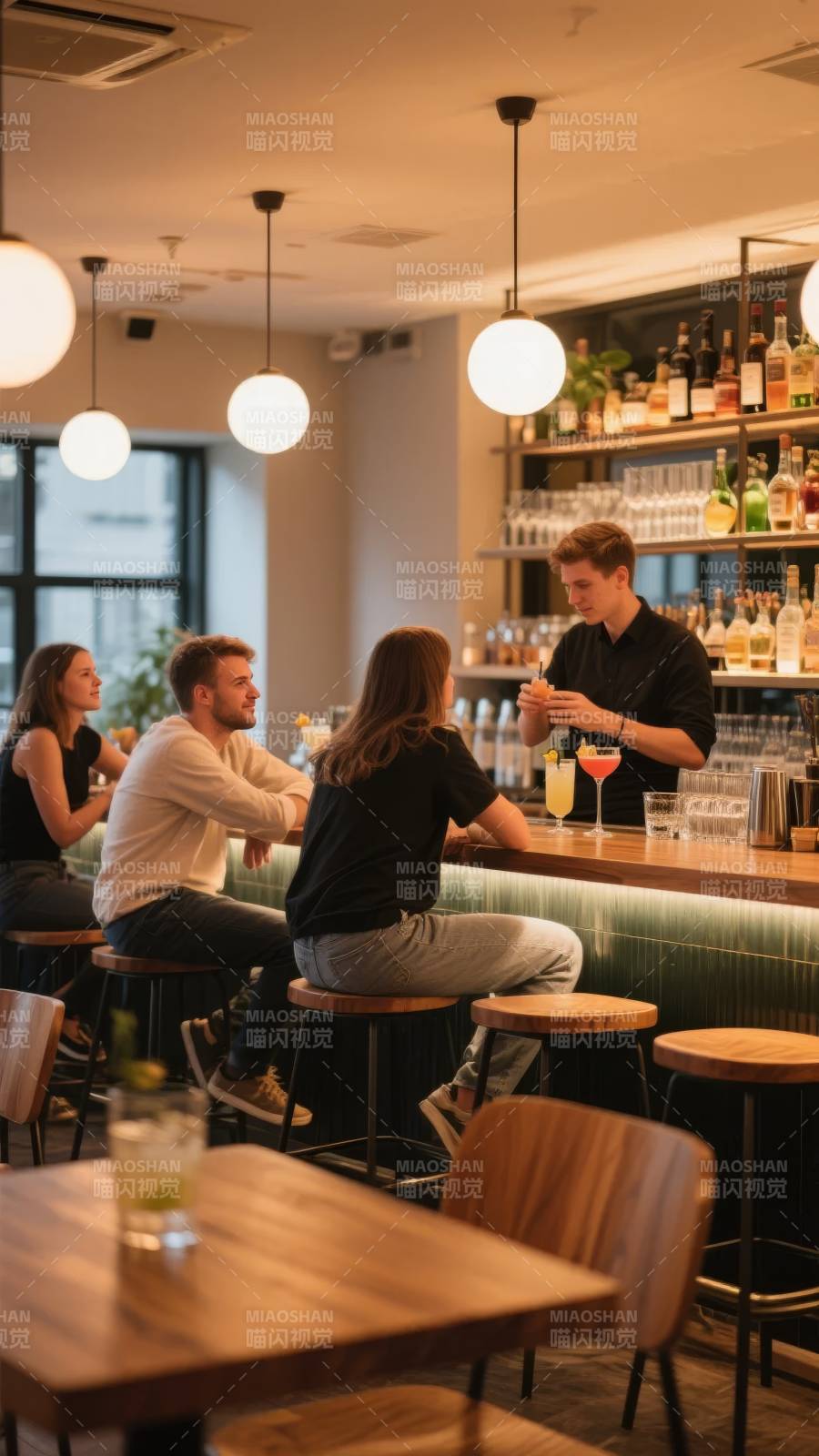 酒吧里的温馨时光图片