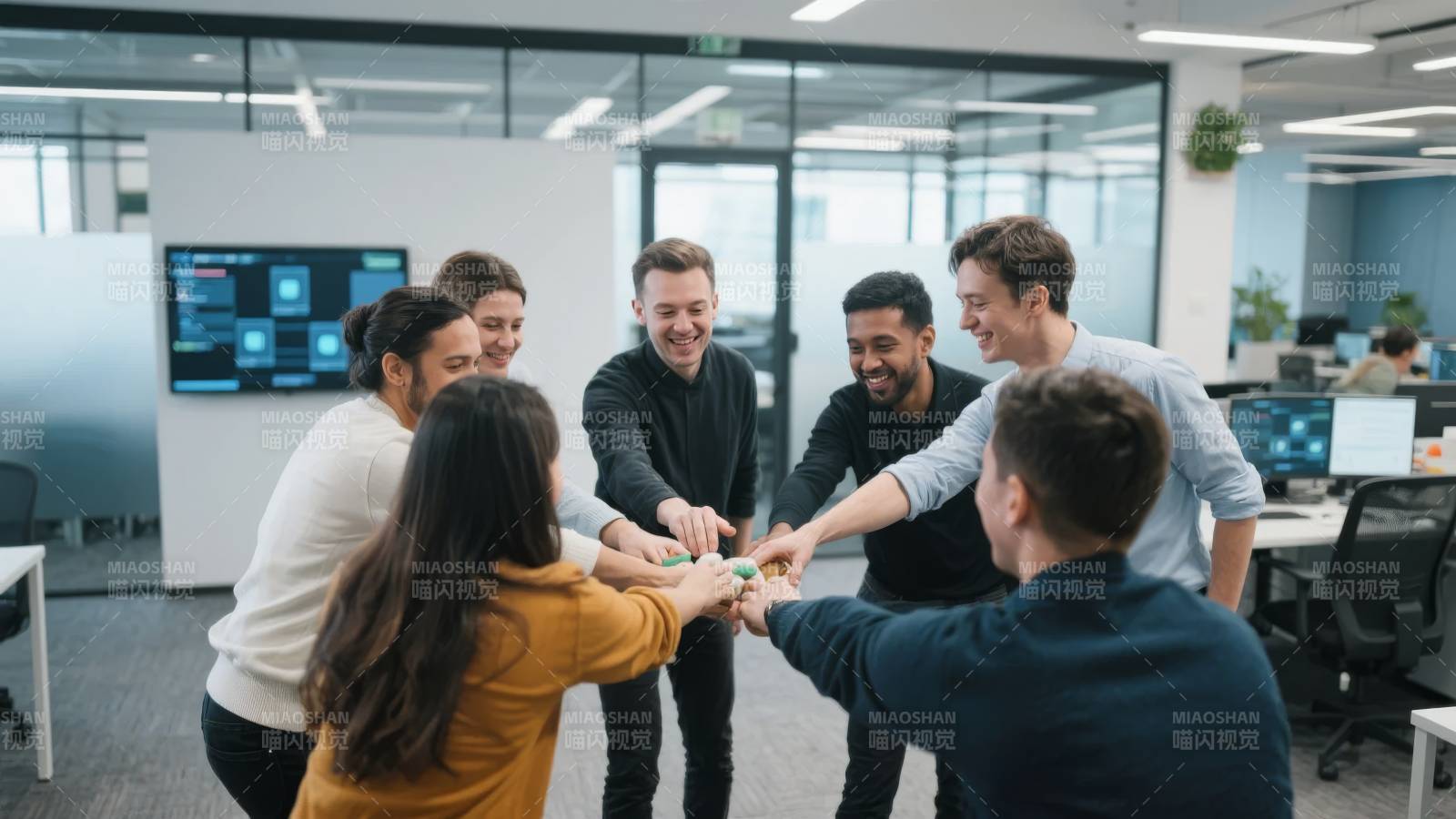 团队协作 共庆成功图片