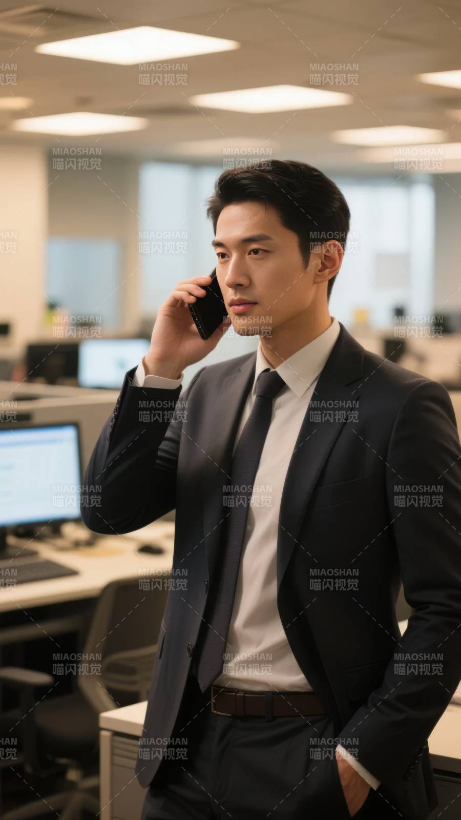 商务精英通话中图片