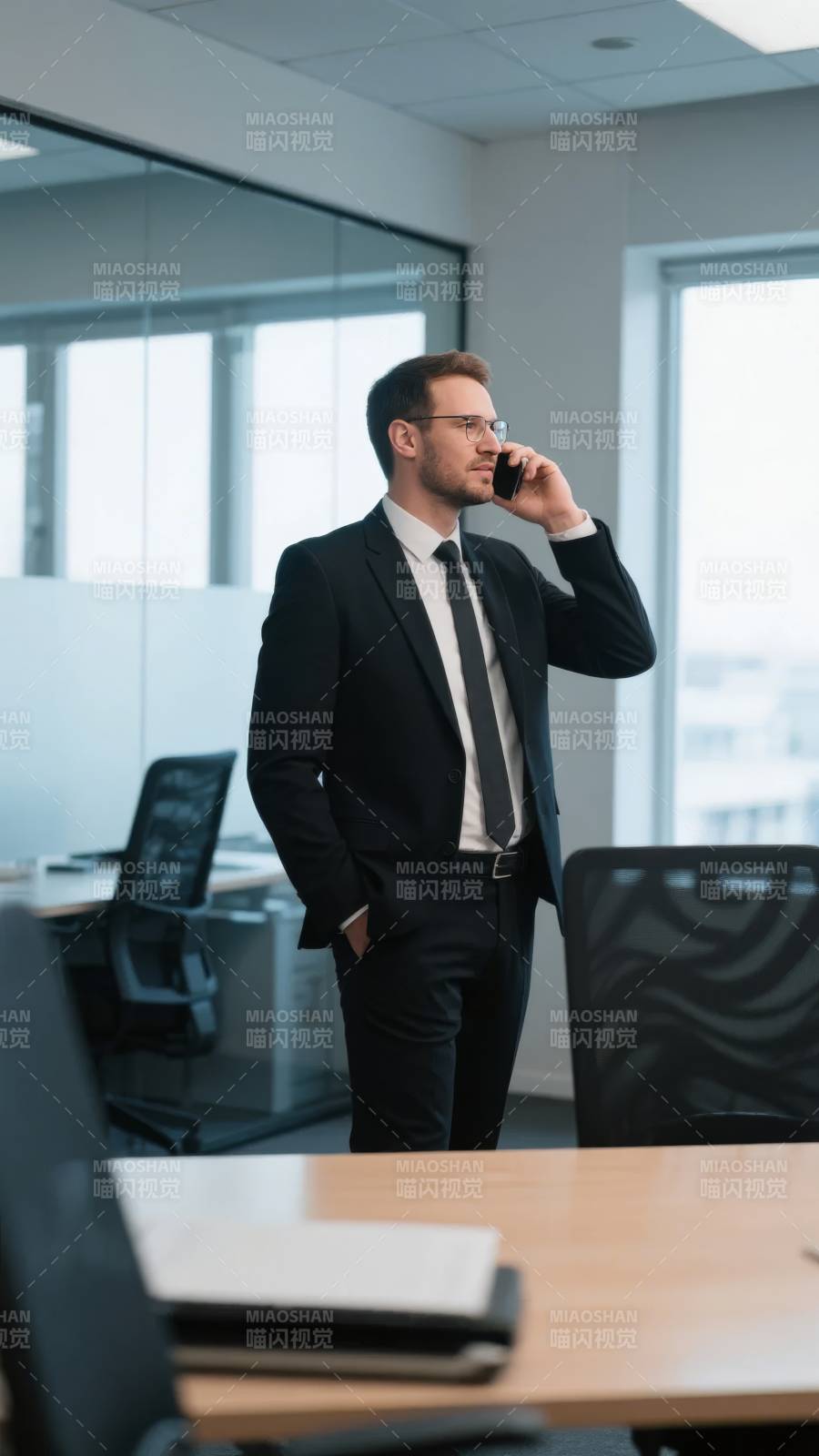 商务男士办公通话图片