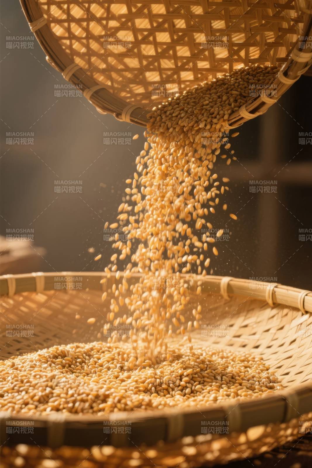 谷物倾泻入篮图片