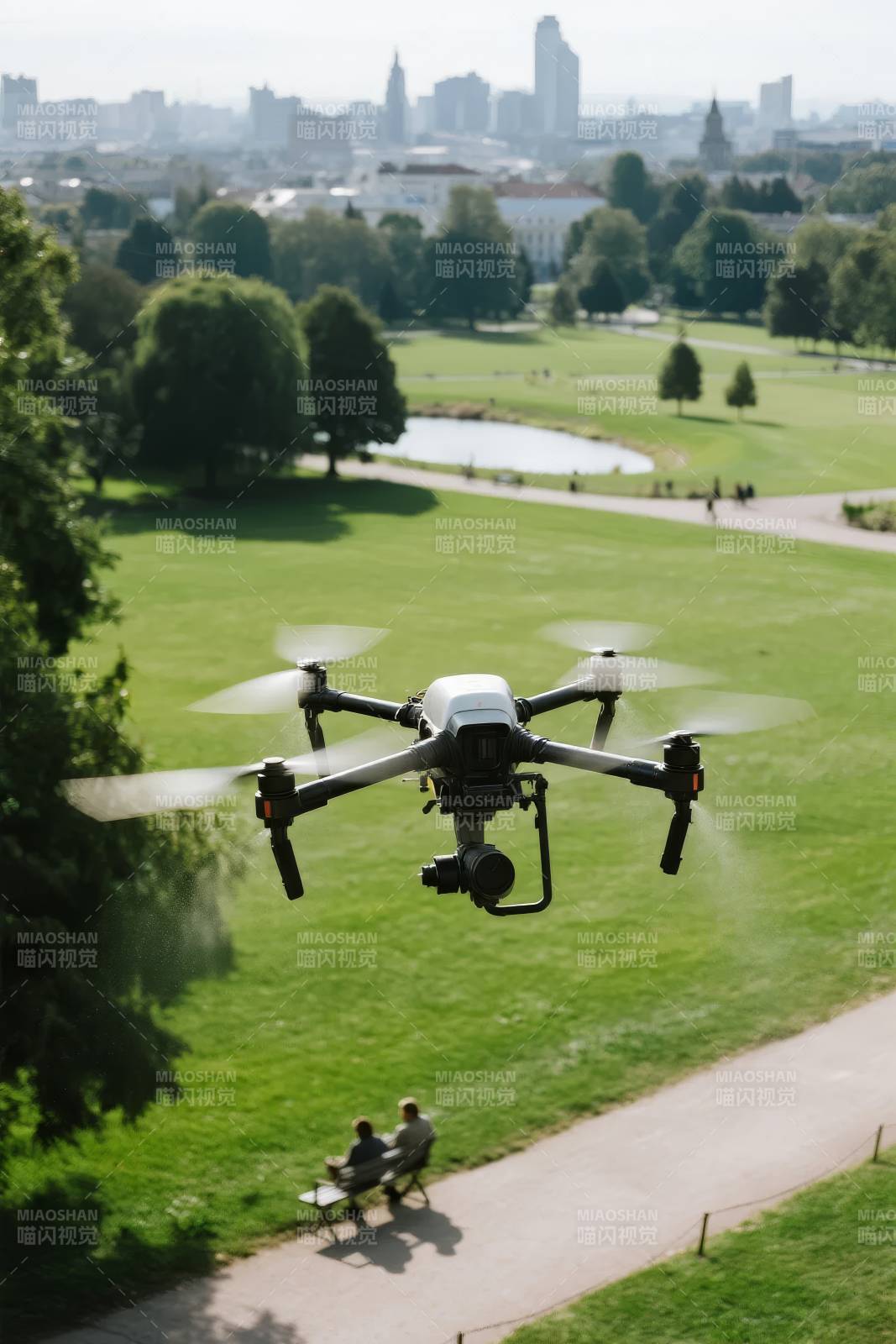 无人机飞越公园图片