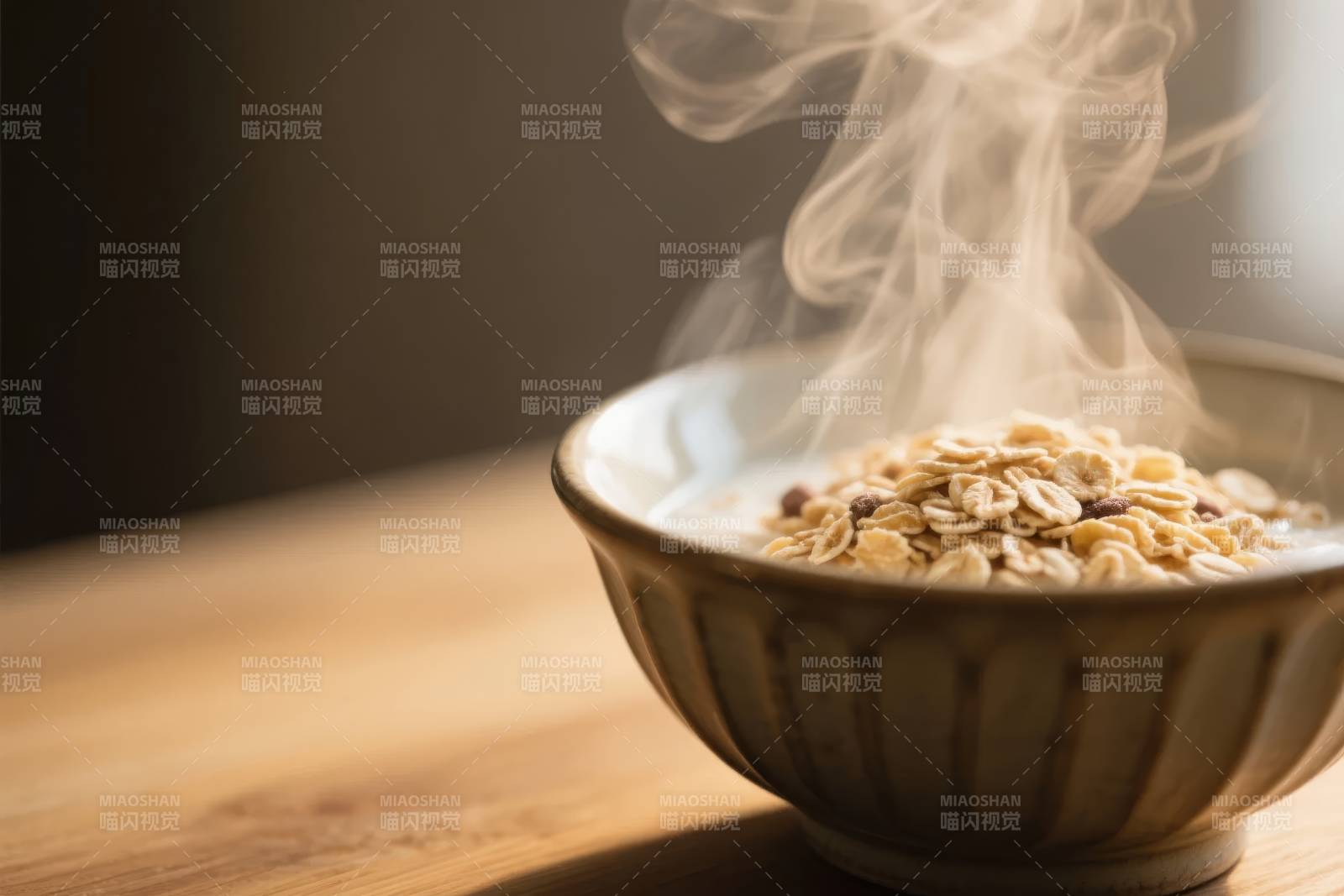 热腾腾的燕麦粥图片