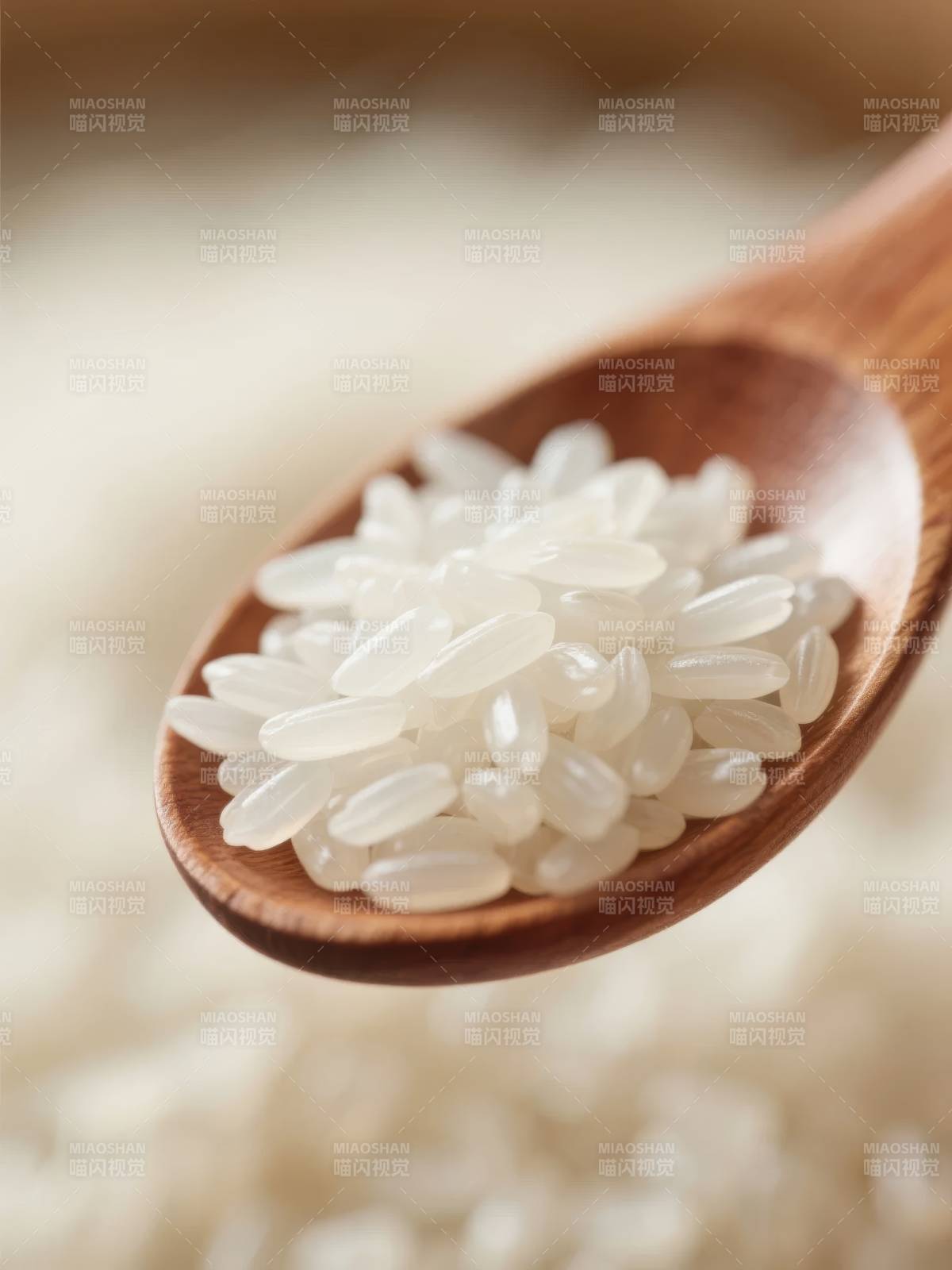 木勺中的晶莹大米图片