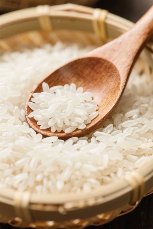 白米盛于竹篮中图片