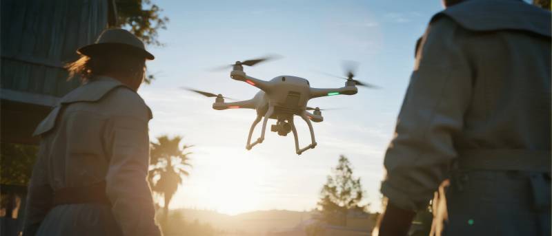 无人机飞行瞬间图片