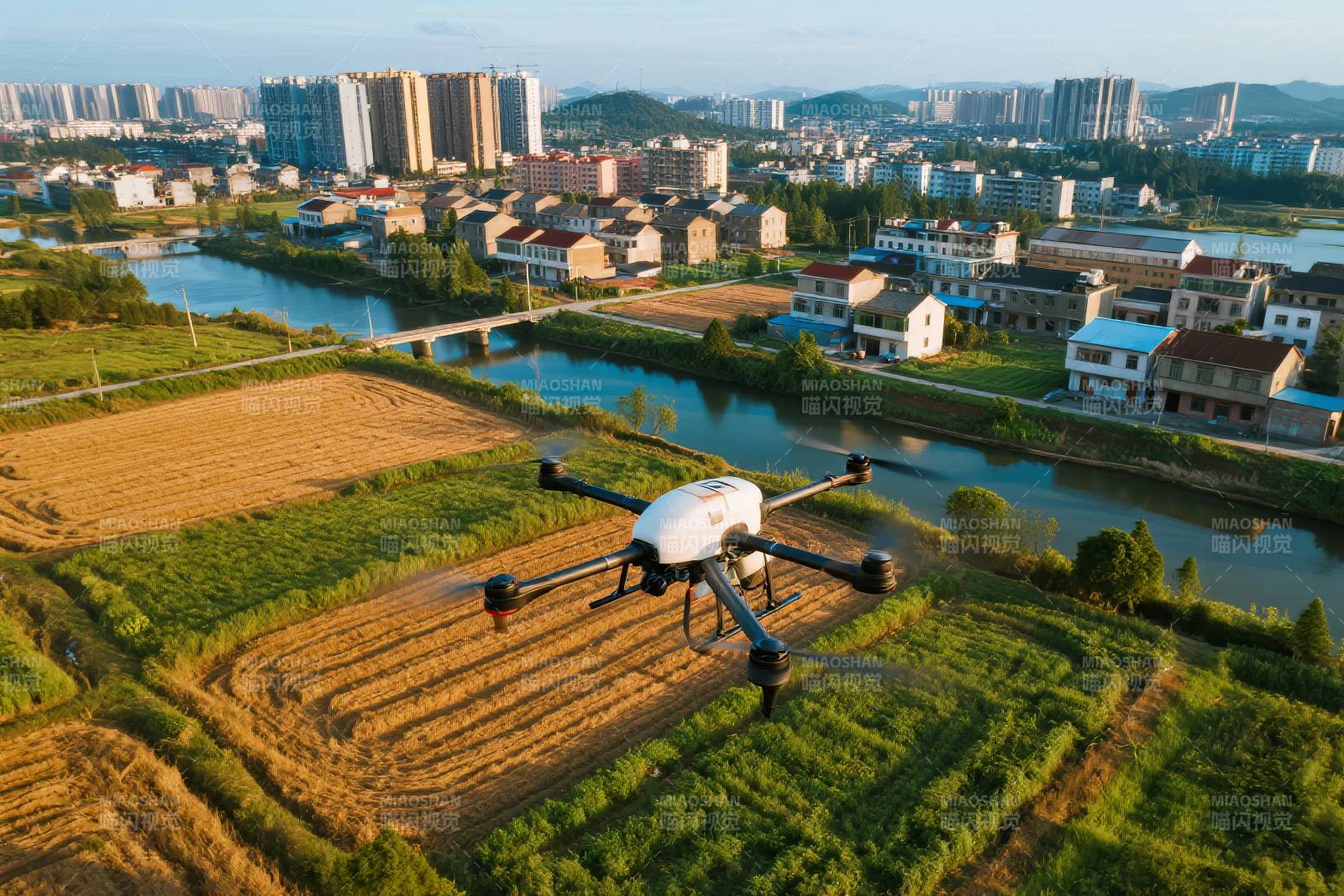 无人机俯瞰田园风光图片