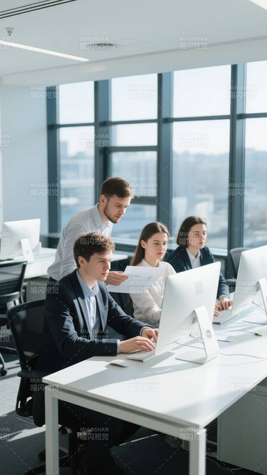 团队协作办公场景图片