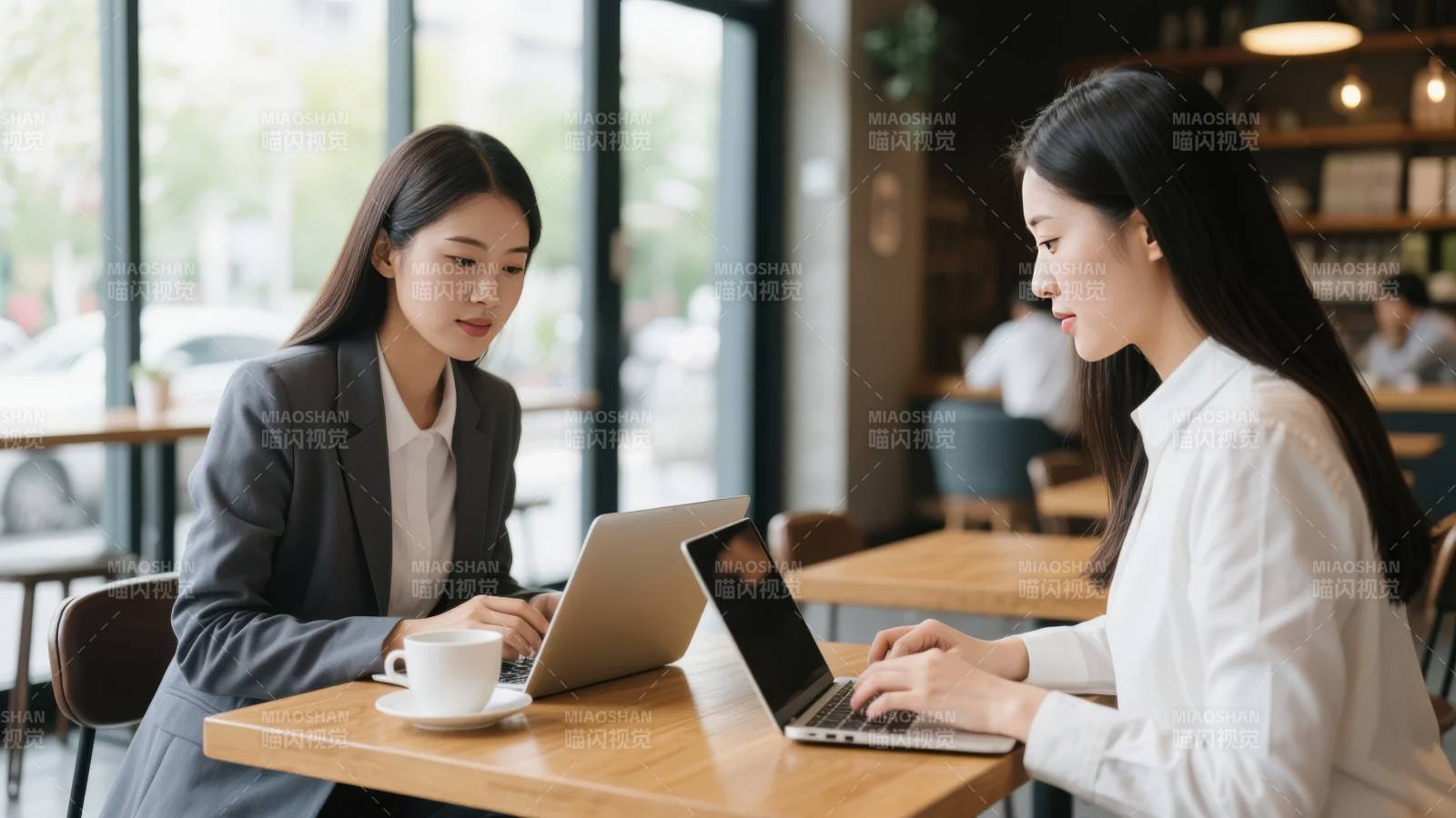 咖啡馆里共事的两位女性图片
